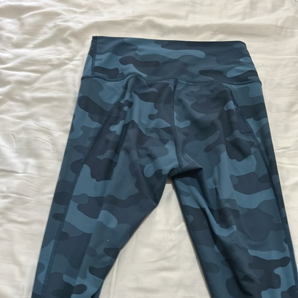 Navy blue camo Fabletics leggings - Picture 5 of 10